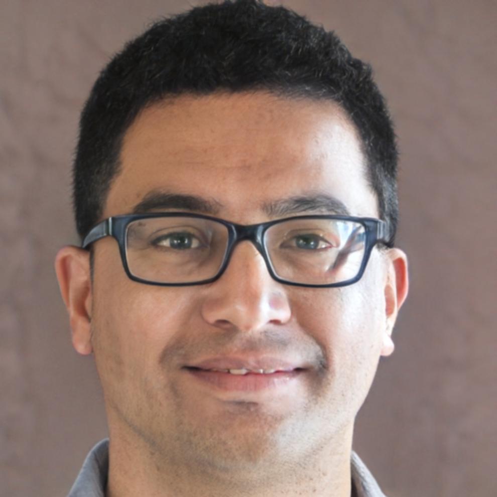 Estudiante satisfecho con el programa financiero